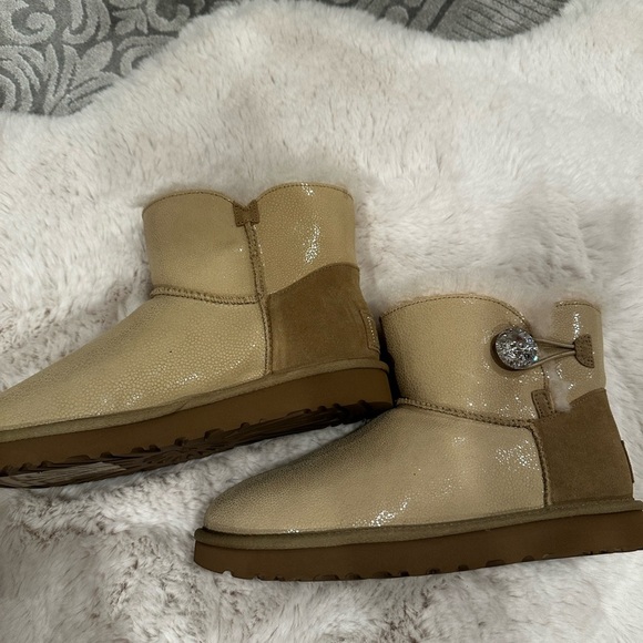 UGG women’s Tan Sparkle Boots-brand new size 9 - Picture 1 of 7